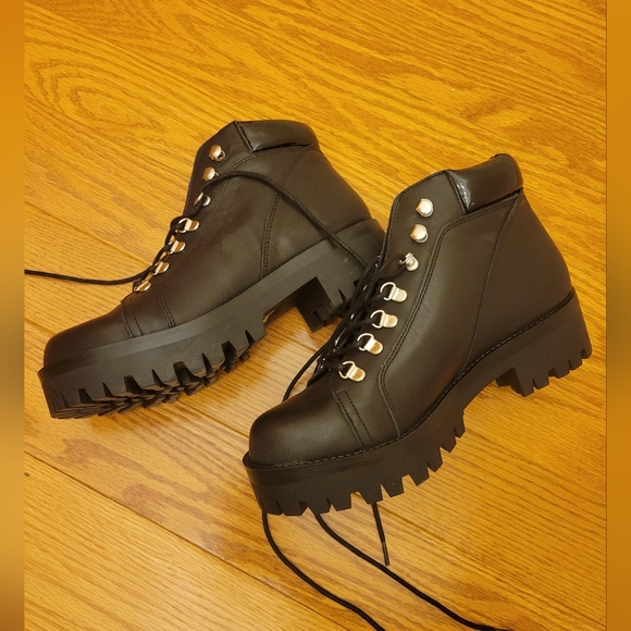 Urban Outfitters Allie Hiker Boot in Size US 8/ EU 39 - Picture 4 of 5